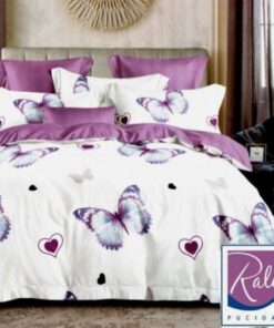Ropa de cama blanca y lila con mariposas y pequeñas corazones