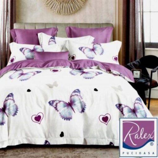 Ropa de cama blanca y lila con mariposas y pequeñas corazones