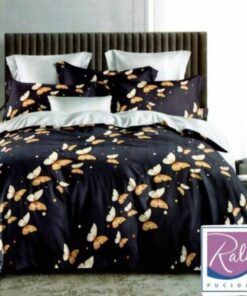 Ropa de cama blanco y negro y pequeñas mariposas