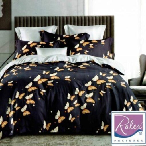 Ropa de cama blanco y negro y pequeñas mariposas
