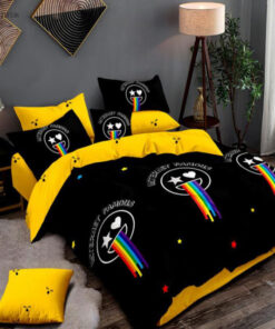 Ropa de cama amarilla y negro y un ojo estrella y uno corazon