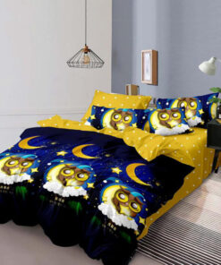 Ropa de cama semiluna y estrellas amarillas