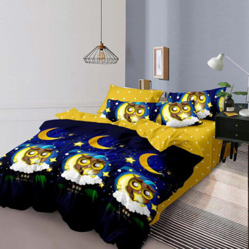 Ropa de cama semiluna y estrellas amarillas