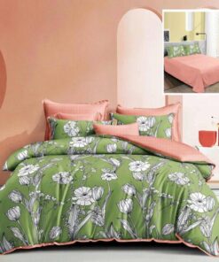 Ropa de cama verde y flores blancas