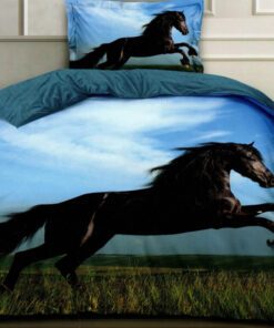 Ropa de cama azul con caballo negro