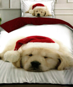 Ropa de cama blanca y perrito con sombrero