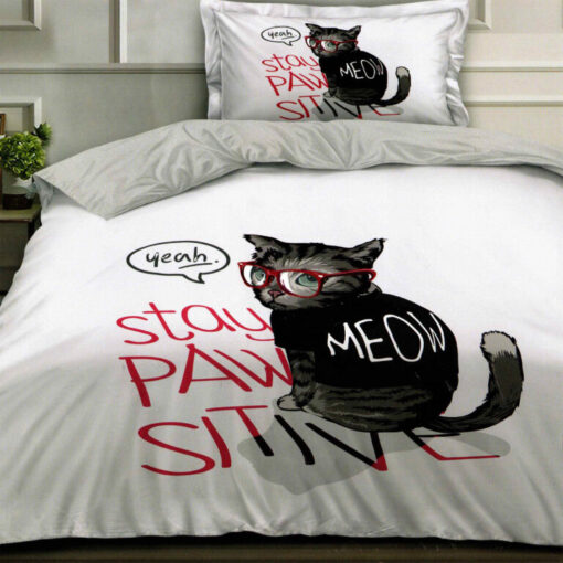 Ropa de cama blanca y gatito negro