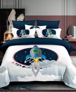 Ropa de cama blanca y azul oscuro y nubes
