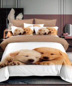 Ropa de cama blanca y beige con perritos