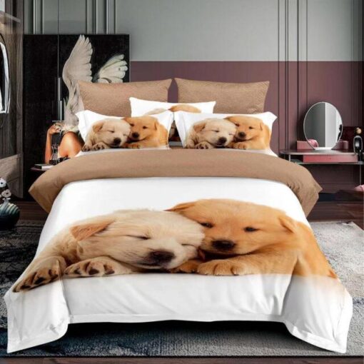 Ropa de cama blanca y beige con perritos