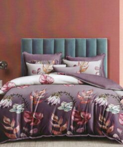 Ropa de cama lila y varios flores
