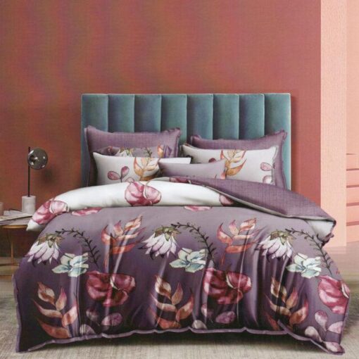 Ropa de cama lila y varios flores