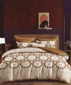 Ropa de cama beige y marron y flores blancas