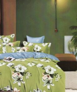 Ropa de cama verde y azul y flores blancas