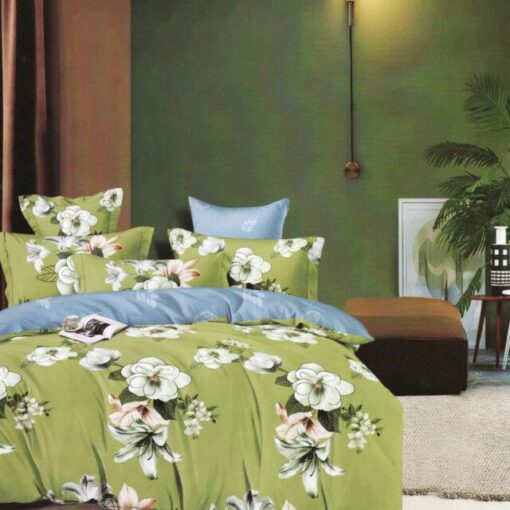 Ropa de cama verde y azul y flores blancas