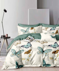 Ropa de cama blanca y verde y mariposas