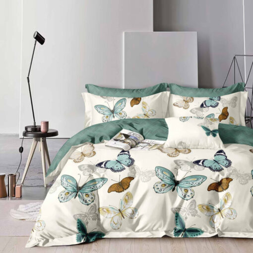 Ropa de cama blanca y verde y mariposas