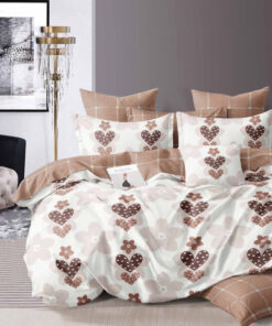 Ropa de cama blanca y beige con corazones y flores