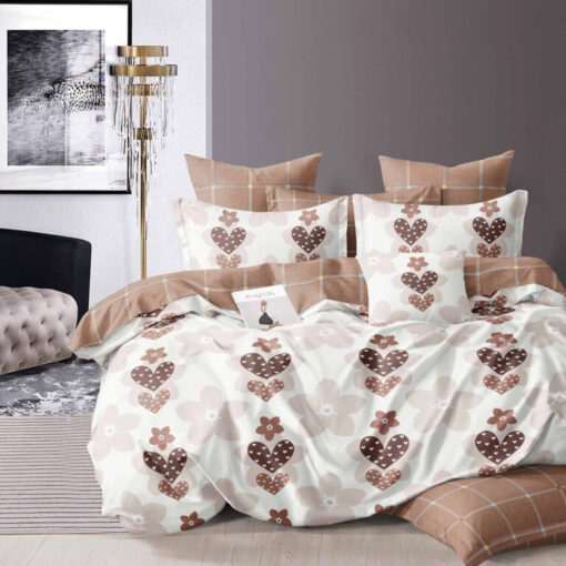 Ropa de cama blanca y beige con corazones y flores
