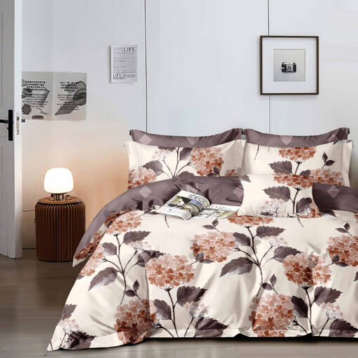 Ropa de cama beige y flores