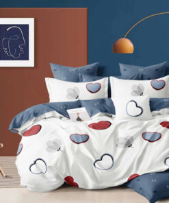 Ropa de cama azul y blanco y corazones