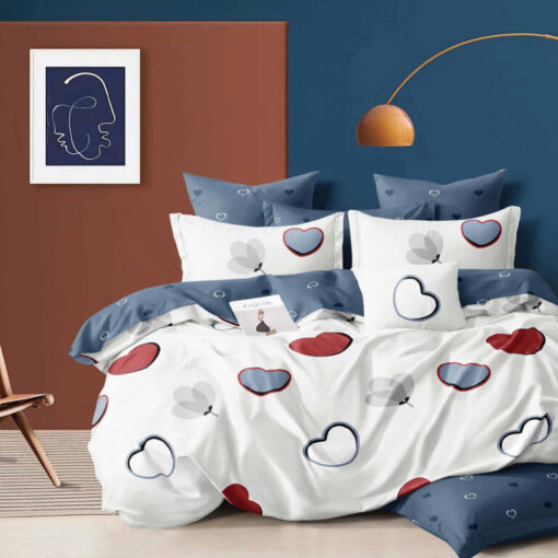 Ropa de cama azul y blanco y corazones