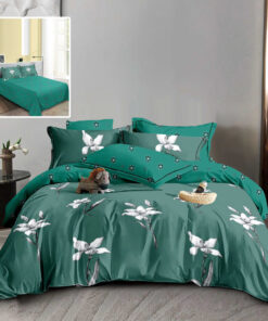 Ropa de cama verde y flores blancas