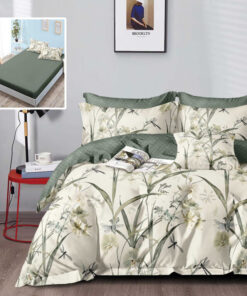 Ropa de cama beige con flores