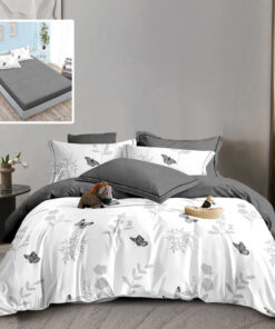 Ropa de cama blanca y gris con mariposas