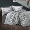Ropa de cama gris y blanca y flores
