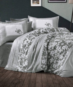 Ropa de cama gris y blanca y flores