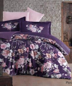 Ropa de cama lila oscuro y flores en colores