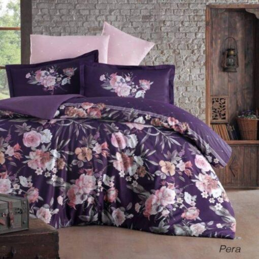 Ropa de cama lila oscuro y flores en colores