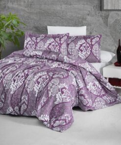 Ropa de cama blanca y lila