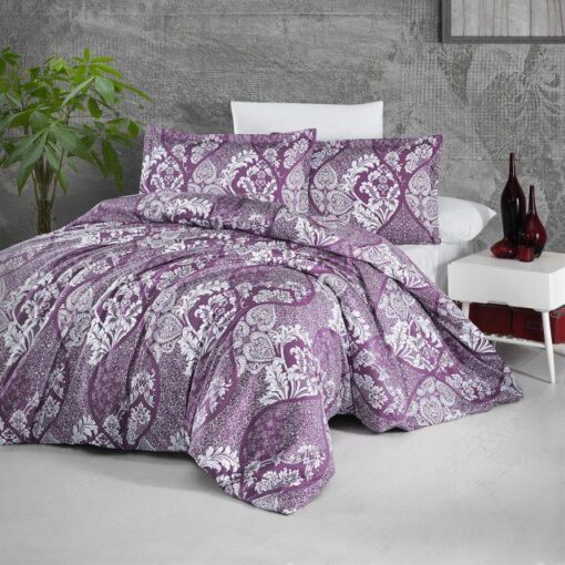 Ropa de cama blanca y lila