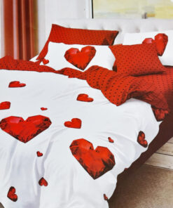 Ropa de cama blanca y roja con corazones