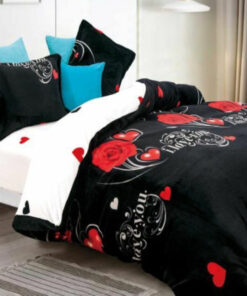 Ropa de cama negra y blanca con corazon y flor