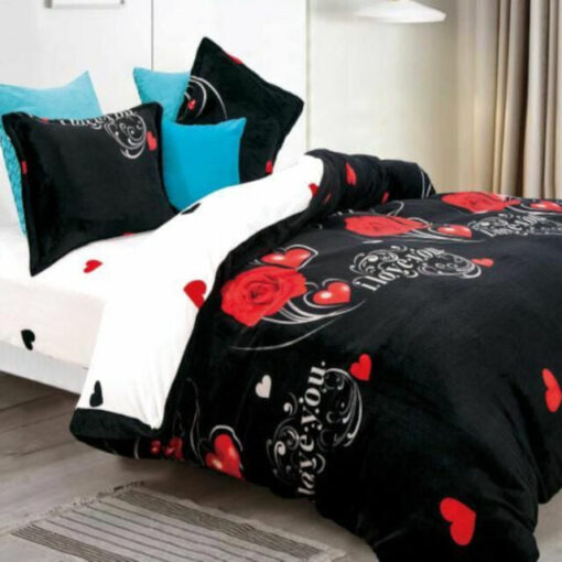 Ropa de cama negra y blanca con corazon y flor