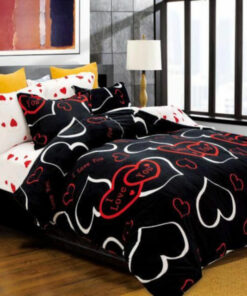Ropa de cama negra y blanca con corazones