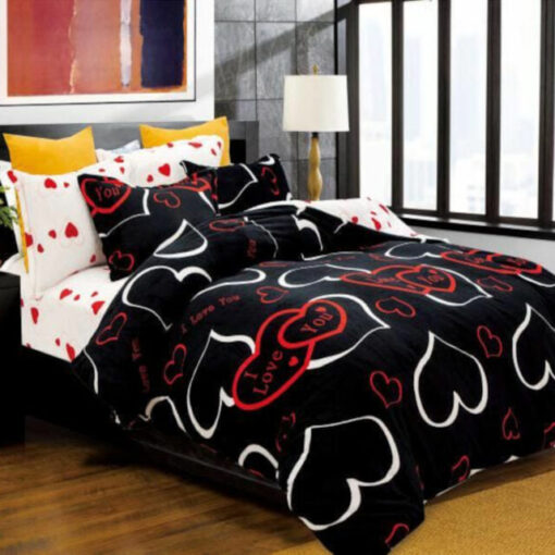 Ropa de cama negra y blanca con corazones