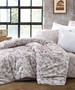 Ropa de cama blanca con flores beige