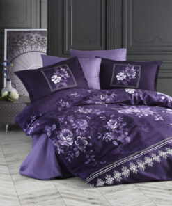 Ropa de cama azul oscuro y flores