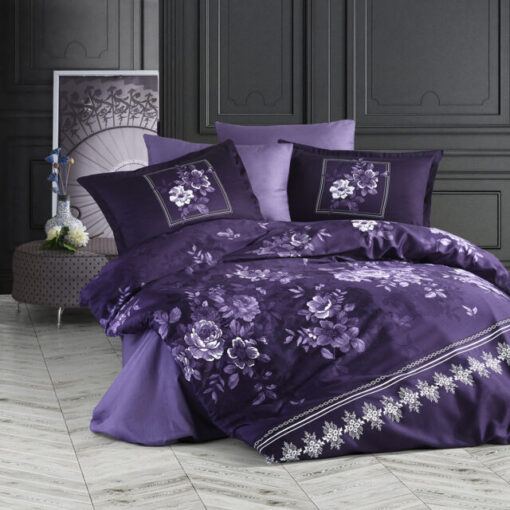 Ropa de cama azul oscuro y flores