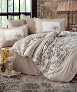 Ropa de cama beige con flores