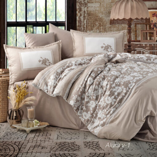 Ropa de cama beige con flores