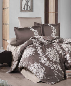 Ropa de cama marron y flores blancas