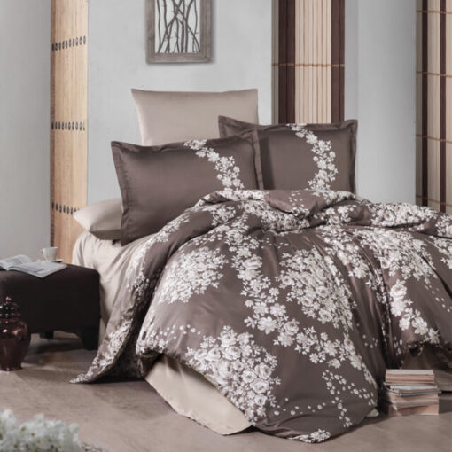 Ropa de cama marron y flores blancas