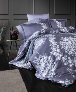 Ropa de cama azul y flores blancas