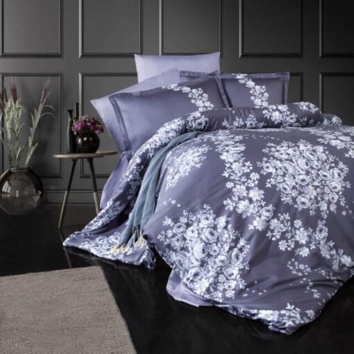 Ropa de cama azul y flores blancas
