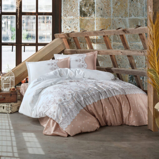 Ropa de cama beige y blanca